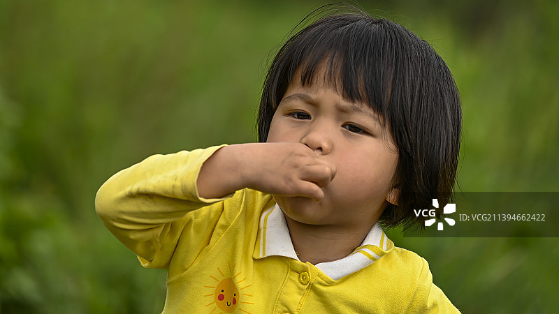 吹口哨的小女孩图片素材