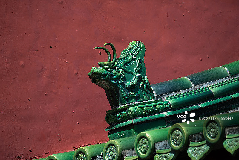 北京天坛公园的绿色琉璃瓦瓦当和吻兽图片素材