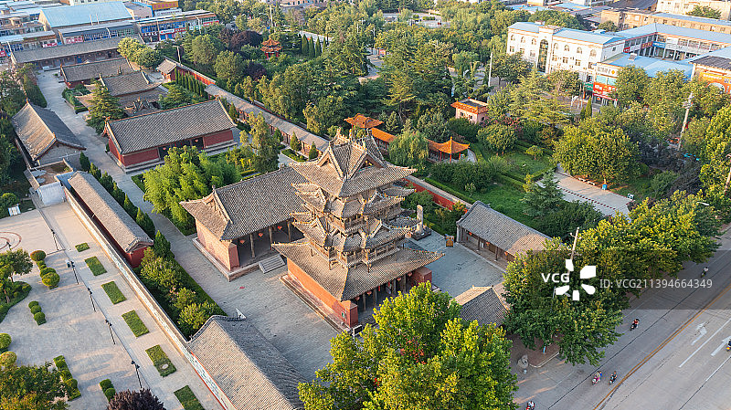 2022年7月30日，航拍山西省万荣县东岳庙飞云楼建筑风光。图片素材