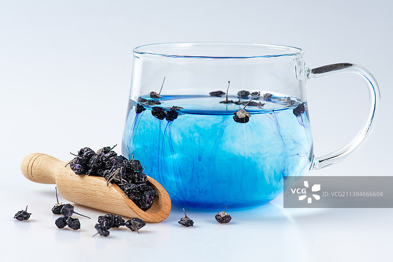 白底上的一玻璃杯黑枸杞泡水图片素材