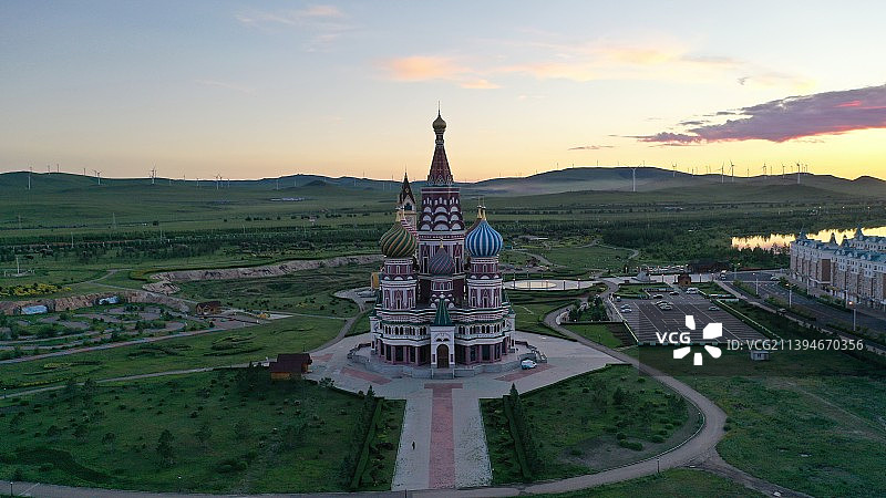 草原上的俄罗斯风格教堂图片素材