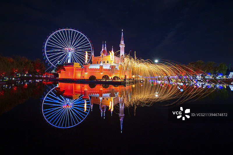 北京石景山游乐园灯光秀夜景和打铁花表演图片素材