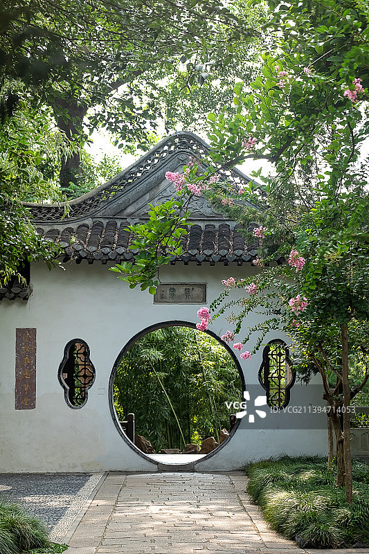 扬州大明寺西花园紫薇盛开图片素材