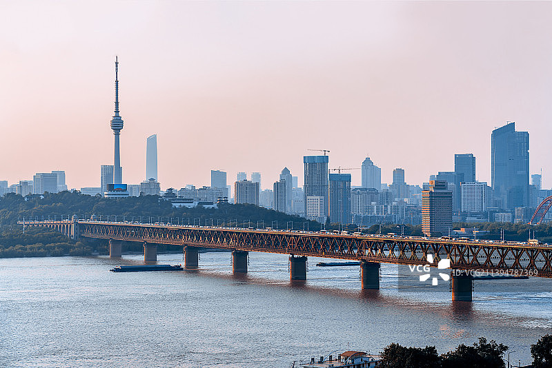 中国湖北武汉龟山电视塔和武汉长江大桥黄昏风光图片素材