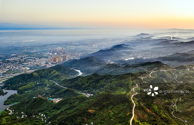 航拍龙门山和龙泉山下的成都平原日出风光图片素材