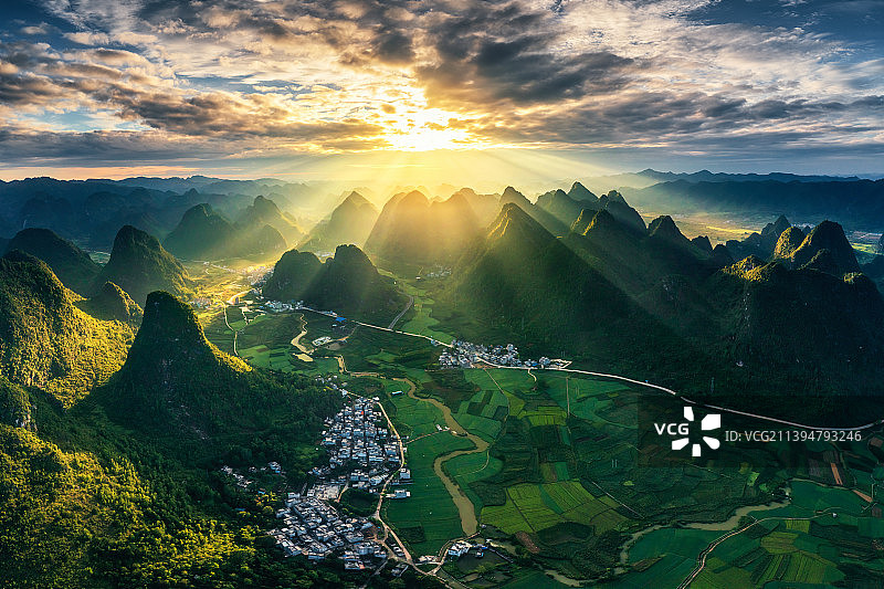 沐浴晨光图片素材