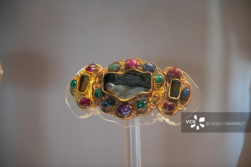 湖北省博物馆馆藏金镶宝石绦环图片素材