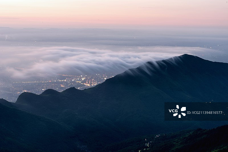 云舒霞卷华蓥小城图片素材