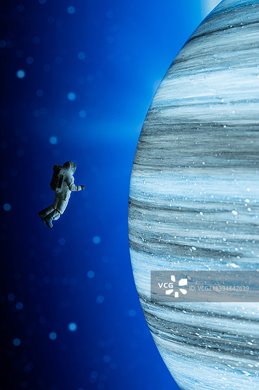 宇航员遨游外太空图片素材