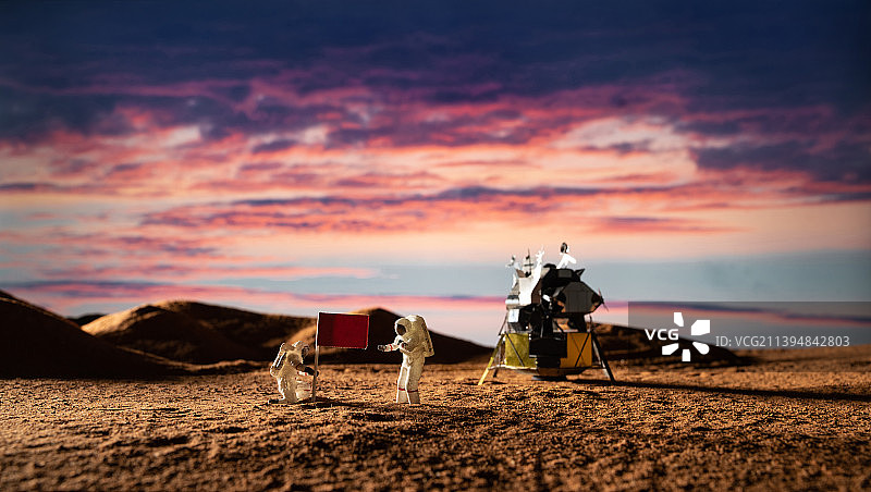 宇航员建立空间站图片素材