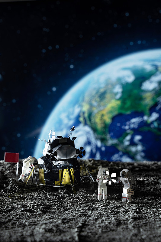 宇航员建立空间站图片素材