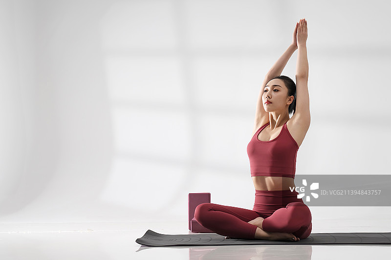 年轻女人练习瑜伽图片素材