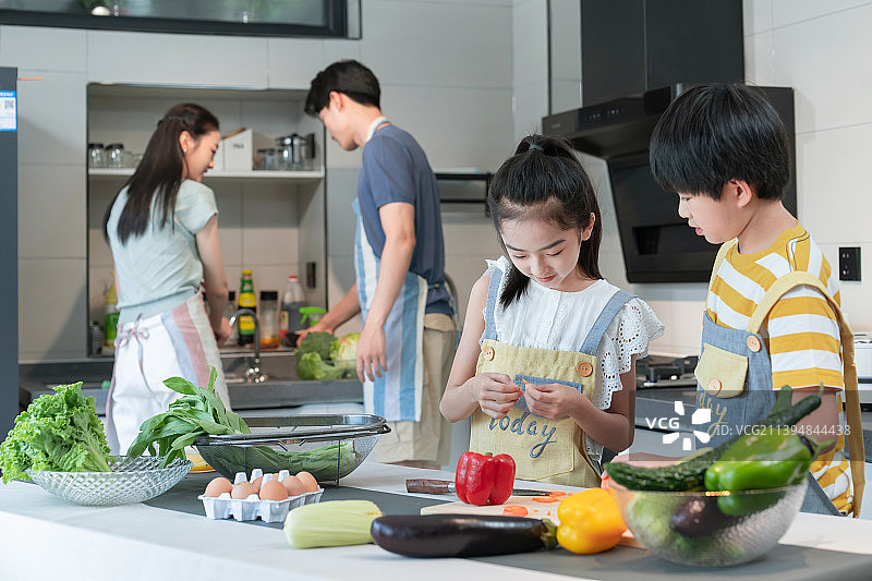 年轻父母教孩子学做饭图片素材