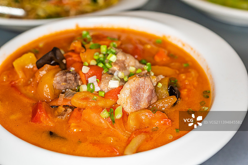 一盘西红柿炖牛腩图片素材