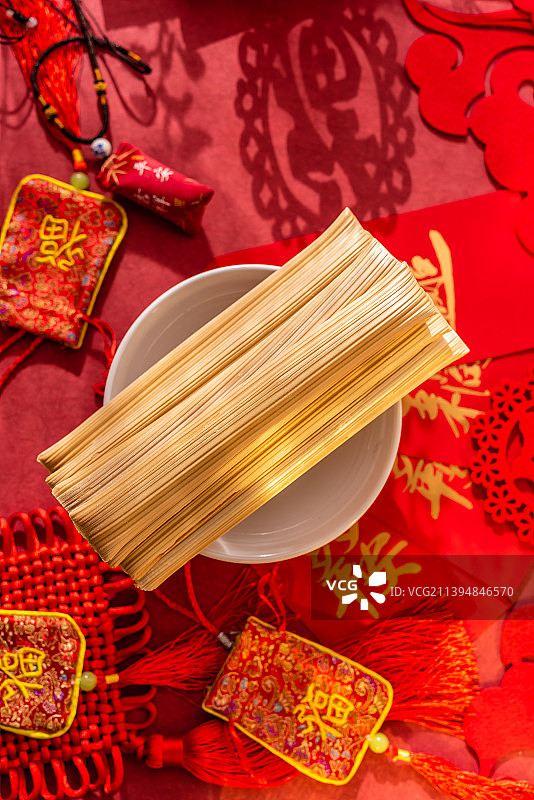 室内棚拍福袋红包中国风背景前的灶糖芝麻糖图片素材