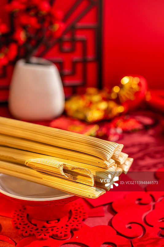 室内棚拍福袋红包中国风背景前的灶糖芝麻糖图片素材