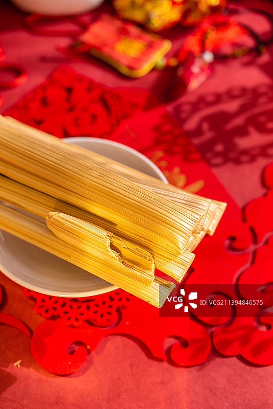 室内棚拍福袋红包中国风背景前的灶糖芝麻糖图片素材