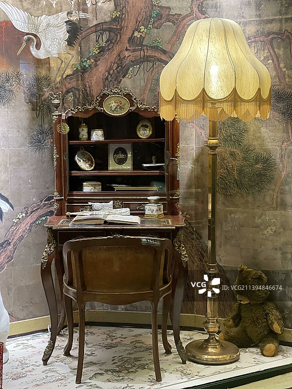室内欧式装修样板间, 欧式复古写字台和复古落地灯图片素材
