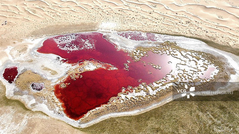 乌兰湖位于蒙古南戈壁省一个咸水湖，炽热的红色湖泊，位于腾格里沙漠深处，被称为“地球之心”。图片素材