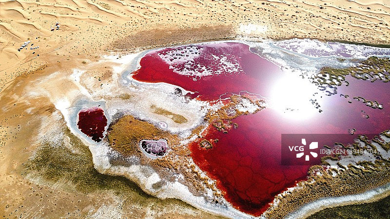 乌兰湖位于蒙古南戈壁省一个咸水湖，炽热的红色湖泊，位于腾格里沙漠深处，被称为“地球之心”。图片素材