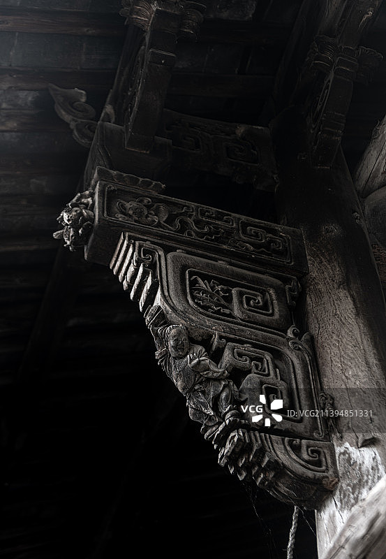 木质建筑上的雕刻斗拱图片素材