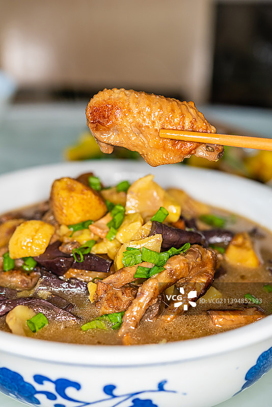 一碗小鸡炖蘑菇图片素材