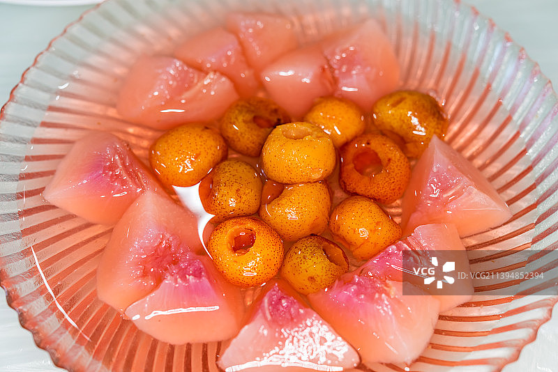 一盘山楂桃罐头甜点图片素材