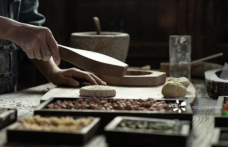 五仁月饼的制作过程图片素材