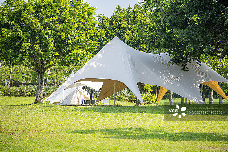 公园里的露营帐篷图片素材