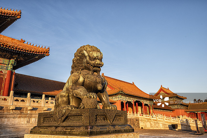 黄昏时刻的故宫太和门前的铜狮图片素材