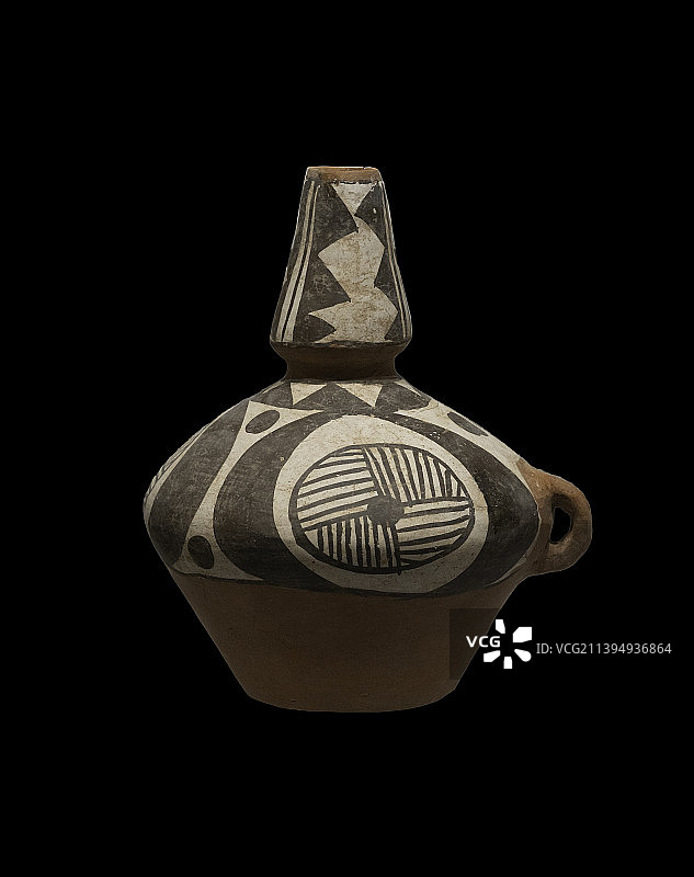 新石器时代仰韶文化：配杯子的彩陶壶图片素材