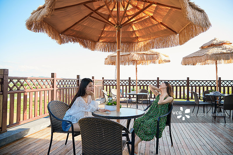 度假区酒店别墅天台上的美女图片素材