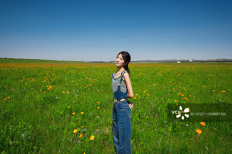 盛夏在草原湿地公园游玩的姑娘图片素材