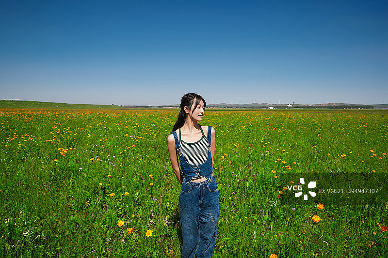 盛夏在草原湿地公园游玩的姑娘图片素材