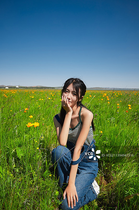 盛夏在草原湿地公园游玩的姑娘图片素材