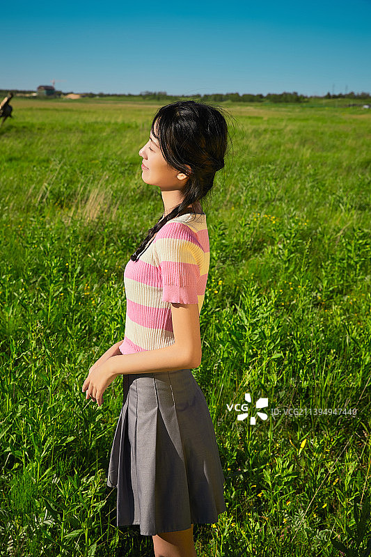 盛夏在草原湿地公园游玩的姑娘图片素材