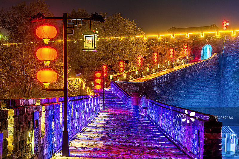 中国江苏南京城墙台城景区解放门夜景图片素材