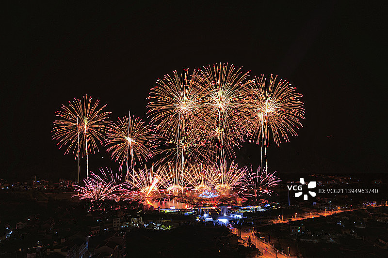 绚丽多彩的焰火表演图片素材