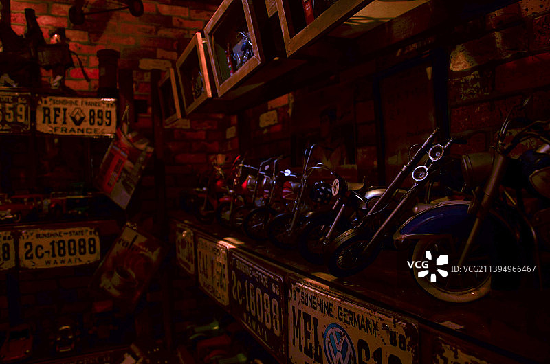 老式摩托车模型室内静物图片素材