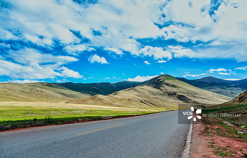 西藏昌都市八宿县邦达镇318国道公路图片素材