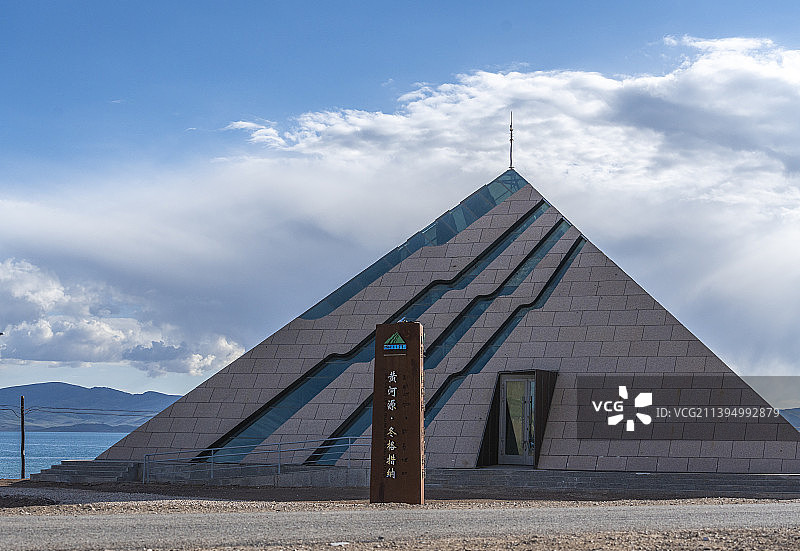 青海玛多县黄河源东给错那湖纪念碑图片素材