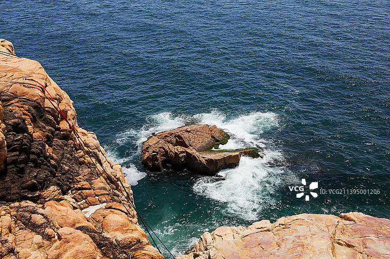 石澳 海边礁石 浪花 地平线 美丽石头图片素材