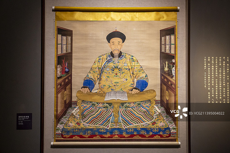 《康熙书房坐像》（画中的康熙皇帝身穿黄色缎地吉服袍，盘膝坐于铺设锦垫的宝座床上，正在阅读）图片素材