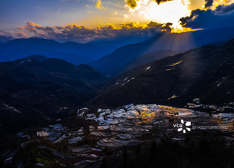 傍晚的中国云南省红河州元阳县元阳哈尼梯田老虎嘴图片素材