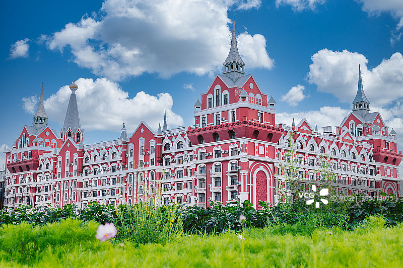 蓝天白云下满洲里套娃景区俄罗斯风格教堂建筑外立面图片素材