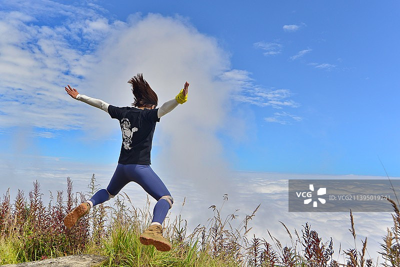 初秋时节，成都周边，攀登彭州九峰山，穿透云层，山顶看云海奇观图片素材