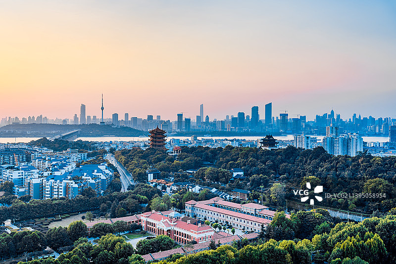 中国湖北武汉黄鹤楼和鄂军都督府高角度风光远景图片素材