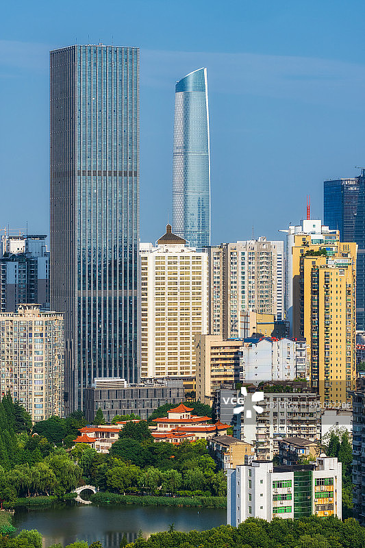 湖北省武汉市江岸区小南湖公园与武汉中心大厦城市天际线夏季户外风光高视角图片素材