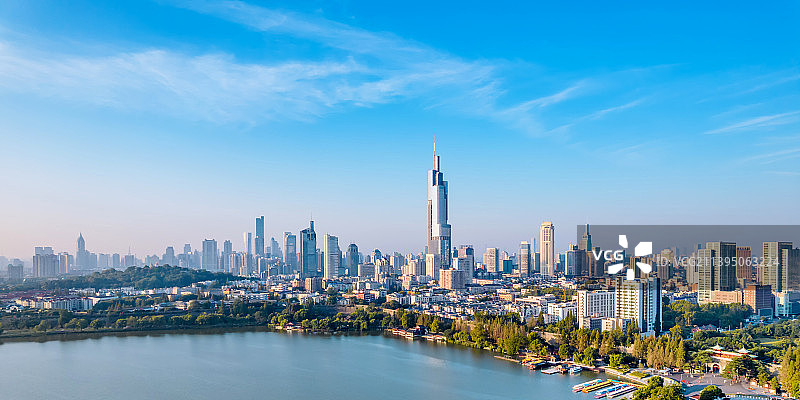 中国江苏南京城市天际线和玄武湖航拍清晨风光图片素材