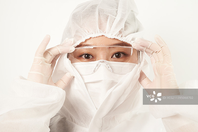 穿防护服的医护人员图片素材